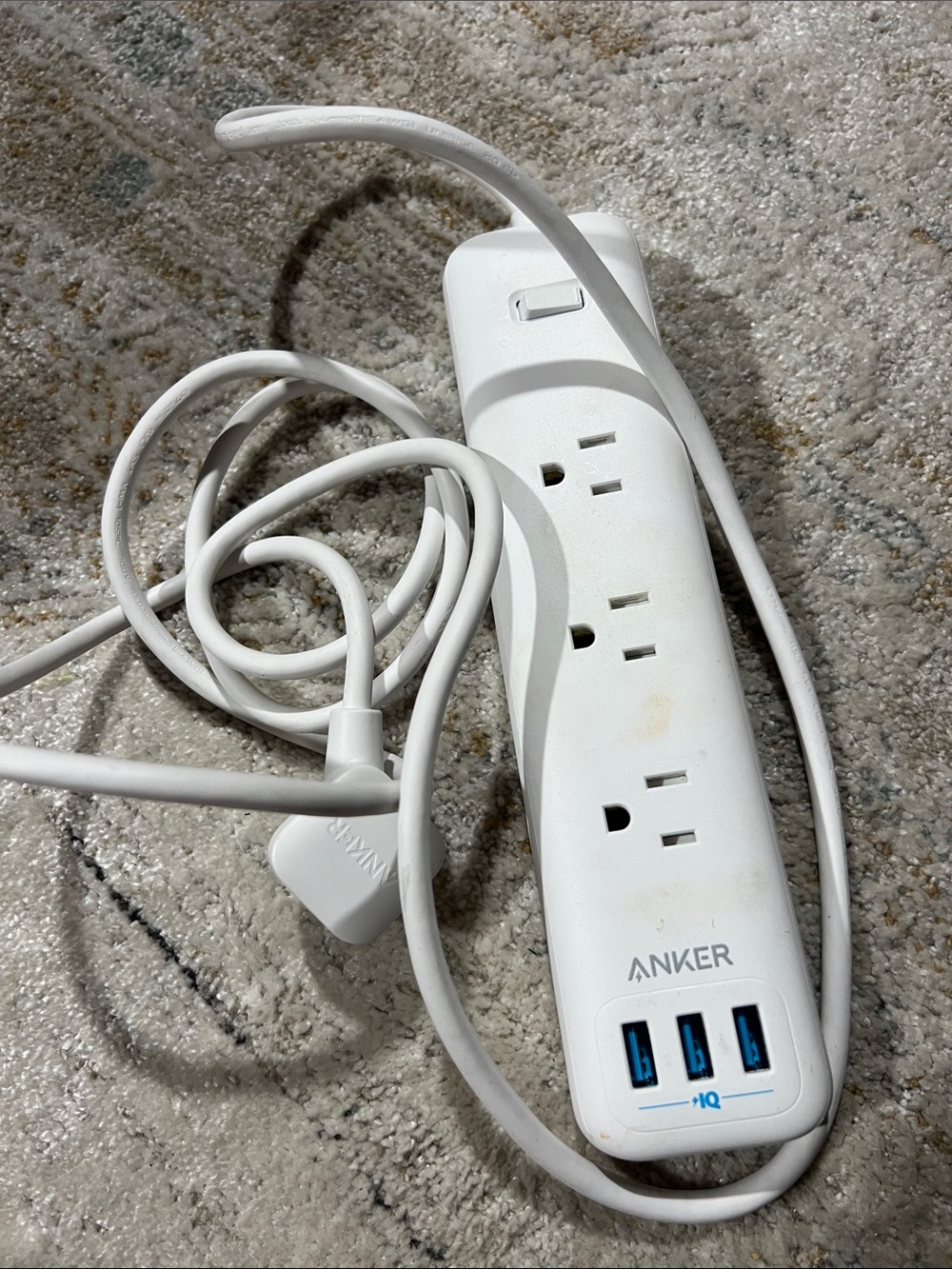 Anker White Power Strip with 3 AC Outlets and 3 USB Ports z22